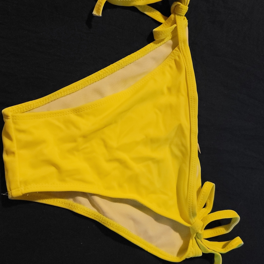 String bikini buttons